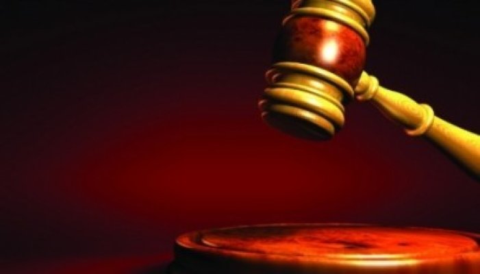 Trimişi în judecată pentru trafic de influenţă